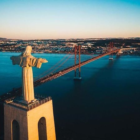 Lisbon Tagus River - Almada Bagian luar foto