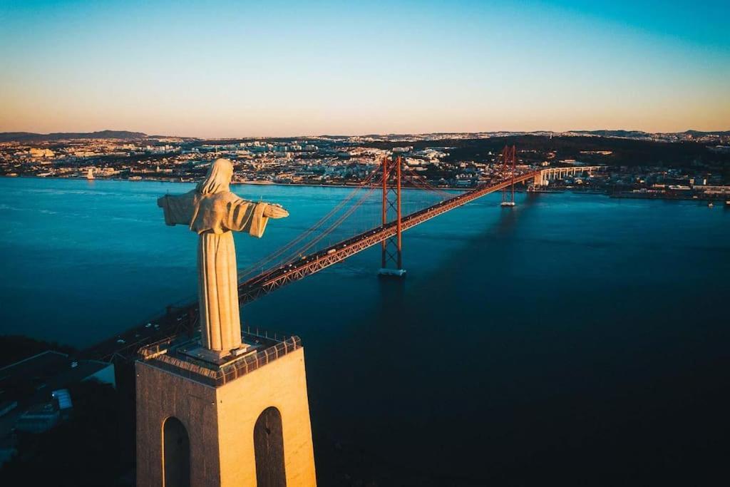 Lisbon Tagus River - Almada Bagian luar foto